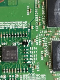 Xbox One X - Identyfikacja układu koło przetwornicy MP2853 oraz MP2949A na płycie głównej