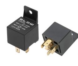 Dwa przekaźniki samochodowe marki Blow o parametrach 12V/40A.