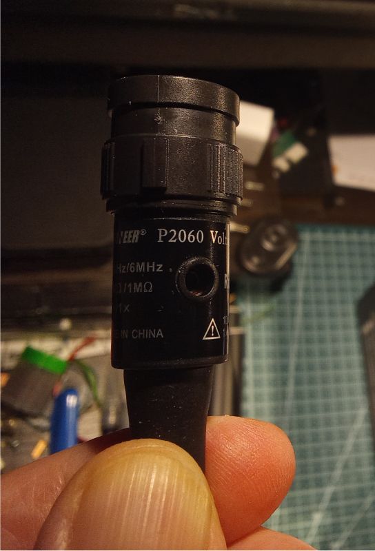 Sonda oscyloskopowa typu P2060 trzymana w dłoni, z widocznym oznaczeniem modelu.