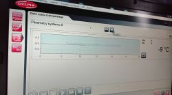 Ekran laptopa z programem Delphi, wykres temperatury powietrza zasysanego i odczyt -9°C.