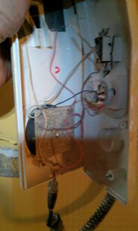 Jak dobrać zamiennik słuchawki do 2-przewodowego domofonu w bloku?