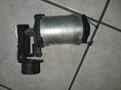 Jakie napięcie dla silnika bez oznaczeń? [Zdjęcia w środku]