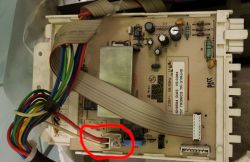 Zdjęcie płytki elektronicznej z zaznaczoną wtyczką w czerwonym kółku