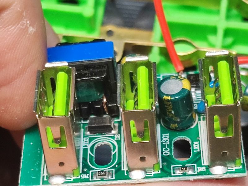 Przedłużacz/listwa 2m 4 gniazda i 3 USB za 35 zł o tajemniczej wydajności prądowej