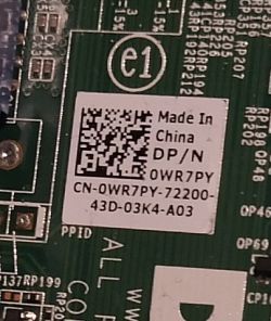 Zbliżenie na naklejkę na płycie głównej komputera z kodem QR i oznaczeniami modelu.
