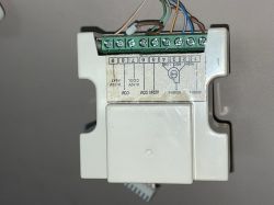 Zbliżenie na panel sterowania z oznaczeniami i przewodami elektrycznymi