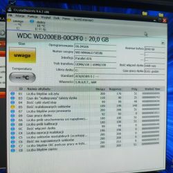Zrzut ekranu z programu CrystalDiskInfo pokazujący szczegóły techniczne dysku twardego WD200EB-00CPF0 o pojemności 20 GB oraz ostrzeżenie uwaga.