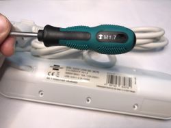 Śrubokręt na tle przedłużacza Brennenstuhl Estilo ESL 0202 USB BE 3676.