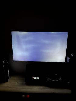 Telewizor z widocznymi plamami na ekranie.