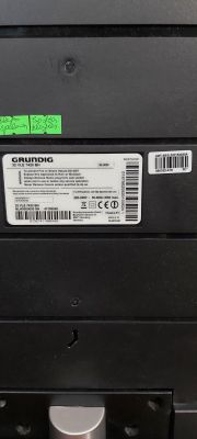 Label on a Grundig 32 VLE 7420 BH TV case with serial number and technical information.