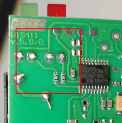 Wnętrze przekaźnika bistabilnego BIS-411 + schemat