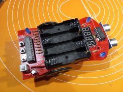 Płytka elektroniczna z uchwytami na baterie i wyświetlaczem LED.