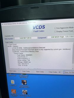 Zrzut ekranu oprogramowania VCDS z wykrytymi kodami błędów w samochodzie.