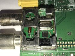Zbliżenie modułu RF na płytce PCB z metalową osłoną i złączami koncentrycznymi