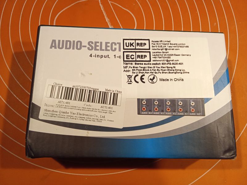 Opakowanie selektora audio AUX-401 z nadrukiem specyfikacji.