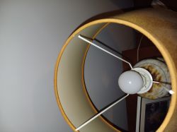 Lampa stołowa z uszkodzonym ramieniem.