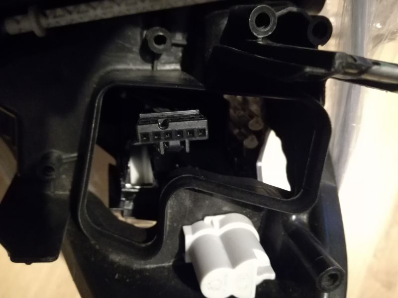 BMW F30 LCI: Adaptacja kierunkowskazów LED z USA do wersji EU - różnice w wtyczkach