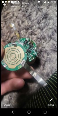 Uszkodzony element elektroniczny na płytce obwodu z ogniwami.