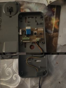 Obudowa urządzenia ze zdjętą pokrywą, widoczna płytka PCB i przewody