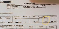 Fragment dokumentu dotyczącego dostaw energii elektrycznej z zaznaczeniem kVArh.