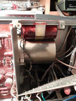 Widoczne kondensatory elektrolityczne C901 i C951 w obudowie oscyloskopu OS-710