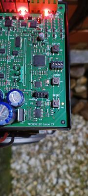 Zbliżenie na płytę elektroniki centrali FAAC E391 z podświetlonymi wskaźnikami LED.