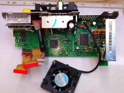 Płytka drukowana radia samochodowego Magneti Marelli C141 z kablem i wentylatorem.