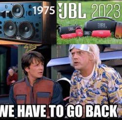 Kolaż: głośnik JBL 1975, przenośne głośniki JBL 2023 i kadr „We have to go back”.