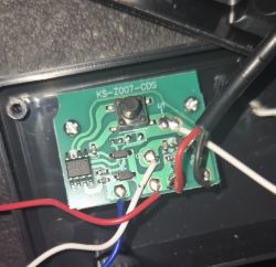 Zielona płytka PCB z przyciskiem i przewodami w czarnej obudowie, oznaczenie KS-Z007-CDS