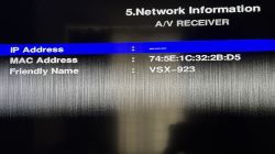 Ekran z informacjami o sieci odbiornika AV z pustym adresem IP.