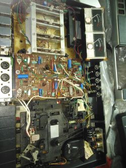 Wnętrze magnetofonu Unitra Finezja 1 z widocznym uszkodzonym mechanizmem.