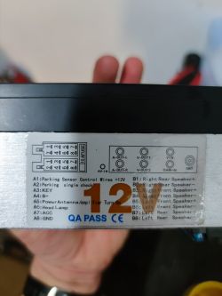 Widok z tyłu jednostki audio z oznaczeniami portów i złączy.
