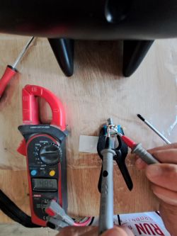 Multimetr mierzący napięcie komponentu elektronicznego.