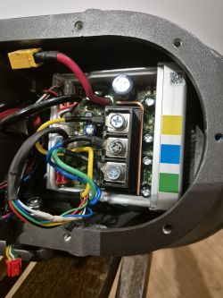 Sterownik z kablami w urządzeniu elektronicznym.