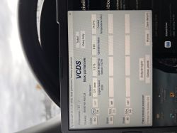 Ekran diagnostyczny VCDS z parametrami pracy silnika na laptopie w samochodzie