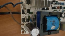Wnętrze ładowarki do baterii hulajnogi z widocznymi komponentami elektronicznymi.