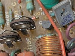 Zbliżenie na zabrudzoną płytkę PCB z widocznymi elementami BD139 i cewką.