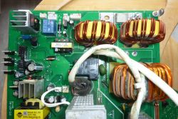 Zbliżenie płytki elektroniki z elementami sterującymi spawarki Weldman Midi Mig 220