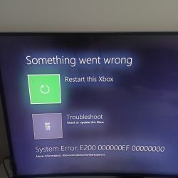 Ekran błędu systemowego konsoli Xbox z kodem błędu E200.