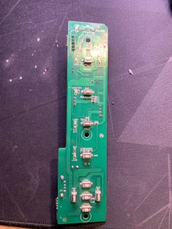 Zdjęcie zielonej płytki drukowanej z widocznymi komponentami elektronicznymi.