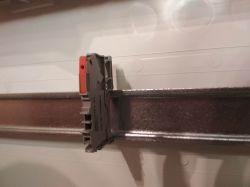 Nowa złączka WAGO TOPJOB S z dźwignią montowana na szynie rozdzielnicy.