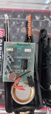 Płytka obwodu elektronicznego z elementami i anteną.