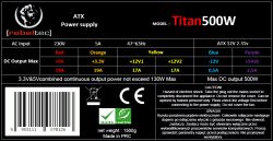 Etykieta informacyjna zasilacza Rebeltec Titan 500W z danymi dotyczącymi napięć i prądów wyjściowych.