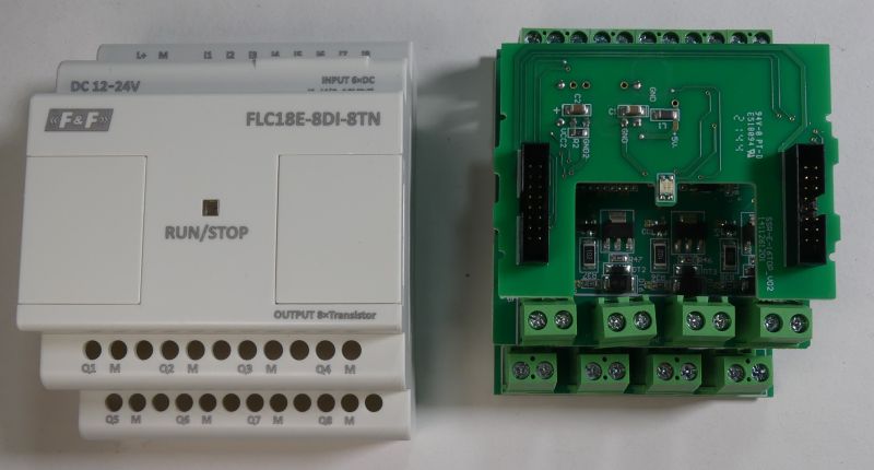Programowalny sterownik logiczny FLC18E-8DI-8TN marki F&amp;F oraz otwarta płytka elektroniczna ze złączami śrubowymi.