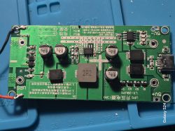 Zbliżenie na zieloną płytkę drukowaną z różnymi komponentami elektronicznymi, takimi jak kondensatory, złącze USB i chipy.