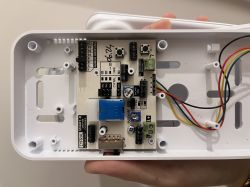 Wnętrze unifonu Cyfral Smart-D z widoczną płytką i przewodami.
