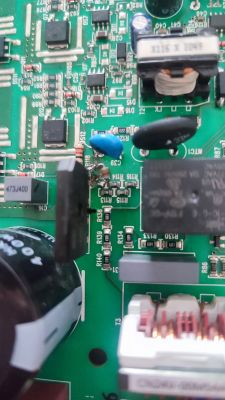 Zbliżenie na płytkę drukowaną ze spalonym rezystorem w suszarce Electrolux.
