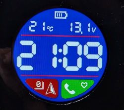 Okrągły wyświetlacz pokazujący 21°C, 13,1 V i godzinę 21:09 oraz ikony w dolnym pasku