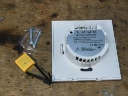 Lumenix 9605 WiFi Light Switch WiFi light switch Lumenix 9605 with rear panel and accessories.