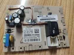 Moduł sterujący do zmywarki Beko z numerem 1755810100 leży na drewnianej powierzchni.